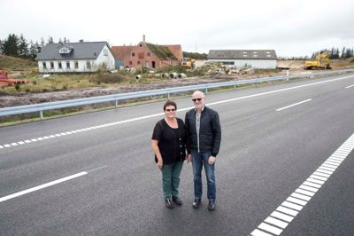 - Det ser skræmmende ud, siger Ulla Vestergaard om resterne af slægtsgården bag sig, som hun og ægtemanden Leo aldrig havde regnet med at skulle forlade. ?Foto: Tom Laursen