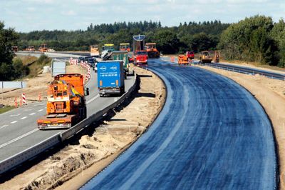 Den knap 10 kilometer lange motortrafikvej nord om Herning - også kaldet motorvejshullet på rute 18 - får frem til 2033 to ekstra spor på sydsiden, så den bliver omdannet til motorvej. Det har fået en stribe borgere og foreninger til at gøre indsigelser mod især støj, der nu skal behandles af Vejdirektoratet. På billedet ses byggeriet af motorvejen rundt om Brande, der blev anlagt på nogenlunde samme måde.