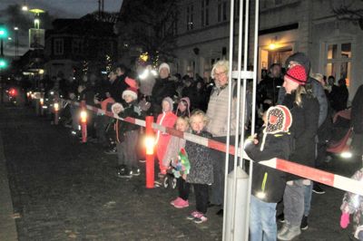 Ikke færre end 1000 deltog i årets tænding af juletræet. ?PRIVATFOTO