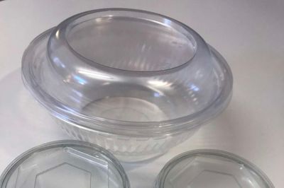 Vi skal blive bedre til at genbruge og genanvende plast, fastslår miljø- og fødevareminister Esben Lunde Larsen (V), der støtter udviklingen af genanvendelig engangsplast til maden på det kommende supersygehus i Gødstrup. Hver dag produceres op mod 100.000 måltider i danske sygehuskøkkener. ?Foto: Hospitalsenheden Vest