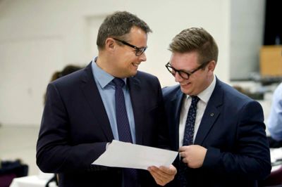 Lars Krarup (V) og Rasmus Norup (K) var på valgnatten i november 2017 glade for deres partiers gode resultater, men nu står borgmesteren med fire løsgængere i byrådet og Rasmus Norup med en halveret gruppe. Foto: Flemming Hansen