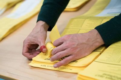 Selv om der denne gang var 17.000 flere stemmer at tælle op end ved forrige regionsrådsvalg, lå resultatet allerede klar klokken 03.42 - tre kvarter tidligere end i 2013. ?Foto: Rune Borre-Jensen/Region Midtjylland
