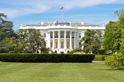 I Washington kommer vi også forbi Det Hvide Hus. Byen er fri for neonreklamer, men er en dejlig by, fyldt med historie, kultur og liv.