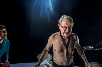 Henning Jensen leverer en stor præstation som demensramt i forestillingen »Med sne«. foto: Natascha Thiara Rydvald