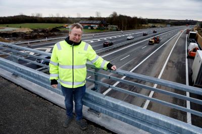 Projektleder John Kjærsgaard fra Vejdirektoratet på broen over motorvejen ved Sinding. Vejdirektoratet forventer, at op mod 23.000 biler vil køre forbi Sinding i døgnet, når hele Holstebromotorvejen er åbnet. ?foto: henrik ole jensen