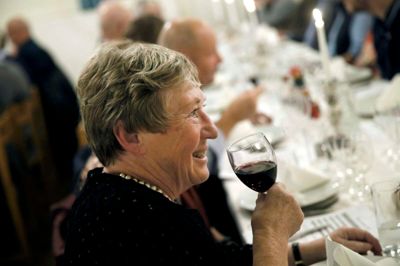 Det var næsten julelys i øjnene på medlemmerne fra Midtjysk Vinselskab, da de onsdag 22. november kårede Årets Julevin i Herning 2017 i Kølkær Selskabslokaler.?Foto: Flemming Hansen