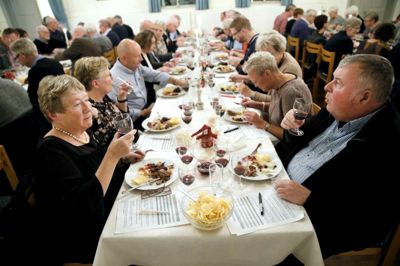 Vin i glasset, mad på tallerkenen og godt selskab ved bordene - igen i år måtte medlemmer af Midtjysk Vinselskab tage den »hårde« tørn og smage vine til stegt andebryst med tilbehør. Derefter noterede de karakteren af vinen i forhold til maden, og efter en optælling blev vinderen af Årets Julevin i Herning 2017 kåret.?Foto: Flemming Hansen