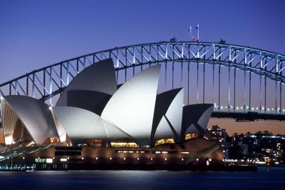 Sydney Opera House og Harbour Bridge er begge verdenskendte vartegn for Sydney. De fleste danskere har nok også et lidt specielt forhold til Operahuset, som jo er tegnet af den danske arkitekt Jørn Utzon.
