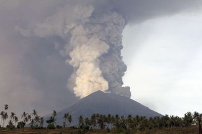Vulkanen Agung på den indonesiske ø Bali har spyttet en stor askesky ud. /ritzau/AP/Firdia Lisnawati