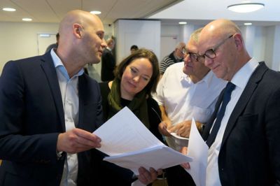Humøret var højt på valgnatten i Regionshuset i Viborg. Først senere viste det sig, at både Anders Kühnau (S), Hanne Roed (R), Jørgen Winter (V) og Carsten Kissmeyer (V) her kom ind på top-30-listen over kandidater med flest personlige stemmer. ?Foto: Lars Work Kristensen