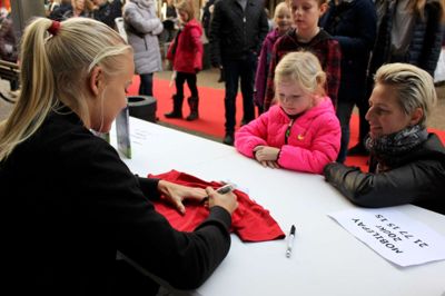 Piger og drenge i alle aldre fik en autograf af Pernille Harder. Foto: Vores Ikast