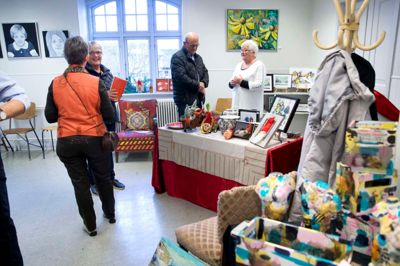 Til julefesten i Den Gule Bygning kan man se, hvad bygningens brugere går og laver til daglig. Her bliver deres ting udstillet, og nogle af tingene er til salg, så der er mulighed for at finde en julegave til sig selv eller andre. ?Foto: Tom Laursen