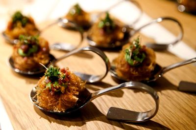 En af de største udfordringer er, at få gæsterne til at forstå, at restauranten kun holder åbent på bestemte dage i løbet af året, men Thomas Damgaard mener, at det kommer med tiden. - Den eneste rigtige måde at markedsføre en restaurant på er gennem gæsterne, og dem har vi bare ikke haft så mange af endnu. I Møller & Damgaard Gastro har vi 500 gæster om året, så vi får ikke 100 ambassadører hver fredag. Det vil vi kunne få herude, og det skal nok stille og roligt fange an, siger Thomas Damgaard. ?Foto: Flemming Hansen