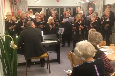Vildbjerg Koret gav koncert på Ørnhøj Friplejehjem, som også modtog en pengegave til at forsøde tilværelsen for beboerne. ? Foto: Privatfoto