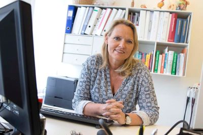 - Vi ser mange muligheder, men også mange udfordringer i regeringens udspil om en sundhedsreform, siger formanden for Hernings praktiserende læger, Liselotte Hjelm Kristensen. Regeringen vil fra 2020 til 2025 afsætte seks milliarder kroner til det nære sundhedsvæsen. Til sammenligning krævede Lægeforeningen så sent som i december, at sundhedsvæsenets økonomi skal vokse med tre-fire milliarder kroner - om året. ?Foto: Tom Laursen