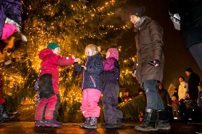 Trods kulde, tåge og mørke hyggede børnene sig gevaldigt. Højtidens popularitet er bestemt ikke dalende.