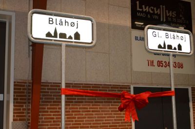 Et stor rød sløjfe blev symbolet på, at de to Blåhøj'er efter 100 års adskillelse ved jubilæet fremstod som et samlet landsbysamfund. ?Foto: Flemming Thulstrup