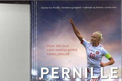 Sådan ser landsholdsanførerens nye bog ud. Den er målrettet til unge fans og passer i sprog og omfang rigtig fint til målgruppen.