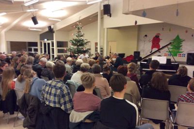 Tirsdag aften holdte Herning Musikskole, traditionen tro, julekoncert på Kibæk Skole for omkring 80 mennesker. Foto: PR-foto.