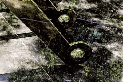 »Som Elia ligner også den noget, der er efterladt fra det ydre rum«, står der i bogen om skulpturen »Gabriel«, der pryder forsiden. ?foto: christina capetillo