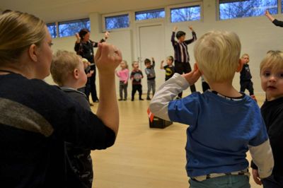 Der blev sunget fødselsdagssang for Puff. Her er det de yngste børn, der giver den gas. Foto: Jacob Hove