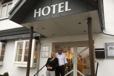 Linse Kessler og hotelejer Ramesh Srirajasingam foran hotellet, hvor tv-kendisser overnattede . Foto: Privatfoto