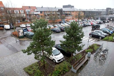 Investorer har store planer for en omdannelse af Smedegades Parkeringsplads, der omkranses af blandt andet bibliotek, biograf og bankocenter. Sammen med Herning Kommune vil projektmagerne erstatte pladsen med et parkeringshus, som får dagligvarebutik i stueetagen. ?Foto: Tom Laursen