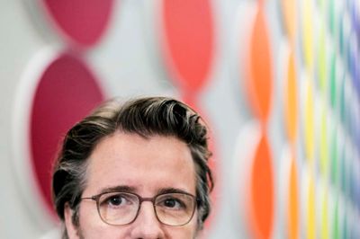 Den dansk-islandske kunstner Olafur Eliasson skal foran hovedindgangen til Regionshospitalet Gødstrup skabe et pavillonlignende kunstværk, bestående af to halvcirkler af stål og et skråtstillet spejl, der danner et halvtag, man kan opholde sig under. ?Foto: Anders Sune Berg