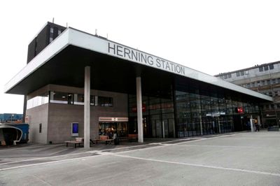 Det er ikke alle målsætninger, det er lykkedes at opfylde efter byggeriet af den nye terminal på Banegårdspladsen. Men 91 procent af brugerne erklærer sig overordnede tilfredse eller meget tilfredse i ny brugerundersøgelse, hvor buschaufførerne er de mest utilfredse. ? Foto: Flemming Hansen