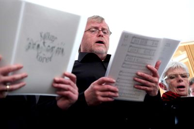 Kølkær Koret vil sprede lys i mørket, når det holder julekoncert søndag 17. december.?foto: henrik ole jensen