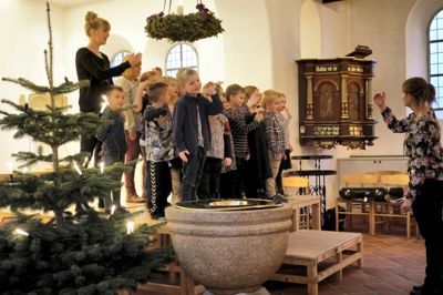 Med klar røst og fine fagter sang børnene julesange i kirken i går. ?Foto: Privatfoto
