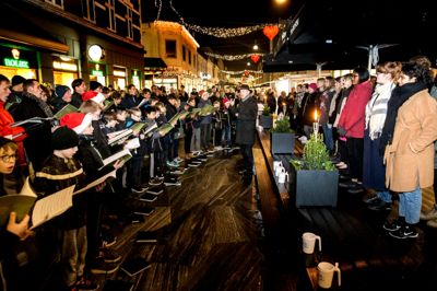 MidtVest Pigekor og Herning Kirkes Drengekor gav en minijulekoncert midt i gågaden og juletravlheden. ? Foto: Tom Laursen