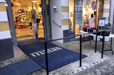 Rampeløsningerne i den nye gågade har ført til, at folk falder over trappetrinnet, og derfor er der nu opsat gelændere flere steder. ?Foto: Kenneth Meinby Sørensen