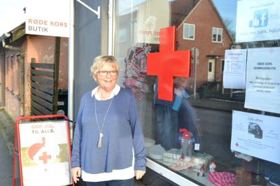Leder af Røde Kors-butikken i Aulum er Bente Vittrup. Hverken hun eller de andre frivillige i butikken ved, hvem der modtager julehjælpen i byen. Foto: Jacob Hove