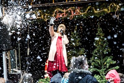 Sangerinden Louise Dubiel drog søndag sammen med Bubber og tryllekunstneren Gustav til Ikast for at finde den rette julestemning. ?Foto: Tom Laursen