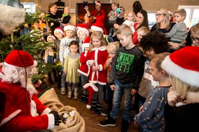 Søndag var der juletræsfest i Pakhuset ved Brande Station. Festen var arrangeret på rekordtid, og det store fremmøde betyder, at succesen gentages i 2018. ?Foto: Tom Laursen