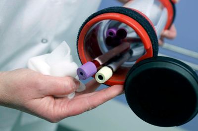 Tre afdelingsbioanalytikere på Klinisk Biokemisk Afdeling er blandt de funktionsledere, der kan undværes, når funktioner, der hidtil har været spredt på flere sygehuse, om godt to år samles på Regionshospitalet Gødstrup. ? Foto: Henrik Ole Jensen