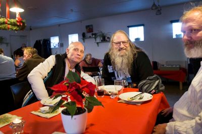 Den årlige julefrokost i Blå Kors Varmestue er gratis for brugerne. Maden er doneret af hoteller i Herning og omegn. Her er det fra venstre Brian Vestervig, Yusuf Medina Gregersen og Jesper. Den gode mad og det menneskelige samvær er en væsentlig årsag til, at de kommer her. ?Foto: Tom Laursen