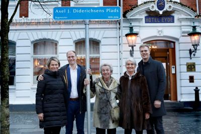 Axel J. Diderichsen har fået opkaldt pladsen foran Hotel Eyde efter sig. Billedet her er taget ved indvielsen med Ulla Diderichsen (t.v.), Claus Bjørn-Diderichsen, Lis Diderichsen, Eva Diderichsen og Mads Diderichsen. Foto: Henrik Ole Jensen