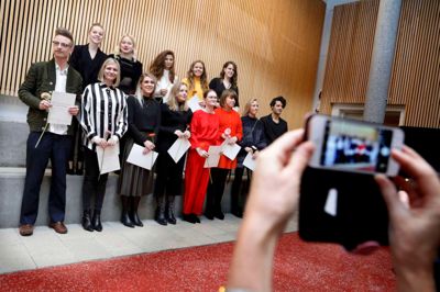 Tirsdag fik studerende fra de fire uddannelser Branding & marketing management, Design Fashion, Furniture Design og Tekstildesign overrakt deres eksamensbeviser og blev fejret med et glas champagne.