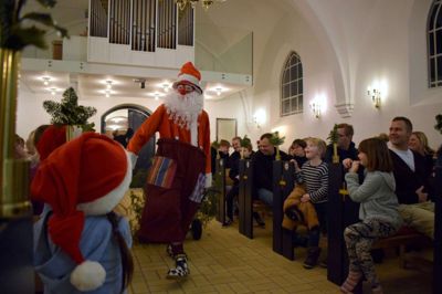 Julemanden deltog også medbringende sit eget juletræ. ?FOTO: PRIVATFOTO