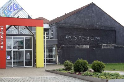 Det er op ad denne mur - og hele vejen hen i retning mod biblioteket , man vil bygge lejlighederne. Foto: Kim Kristensen