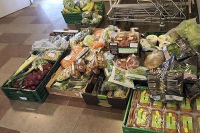 De seneste år har der været masser af grønt og brød i overskud i supermarkederne, og det har Huset No7 nydt godt af til deres julebuffet 24. december. ?Foto: Privatfoto