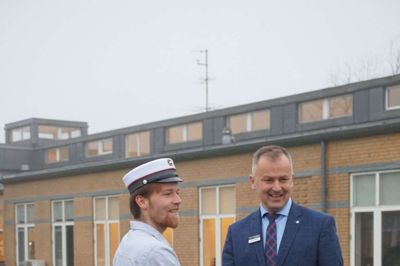 Benjamin Bøndergaard Aalbæk kan nu kalde sig elektriker, og han blev lykønsket af uddannelsesleder for teknisk EUX, Henrik Nielsen. ?Foto: Pr-foto
