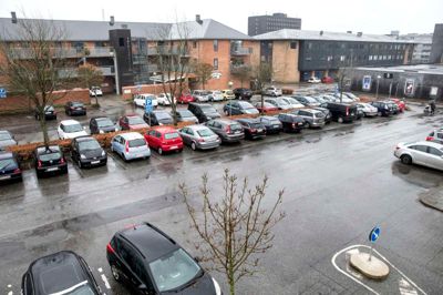 Beboerne i Lejerbo-afdelingen Smedegården - den røde bygning med det grå tag - er bekymrede over udsigten til at få et p-hus som nabo. ?Foto: Tom Laursen