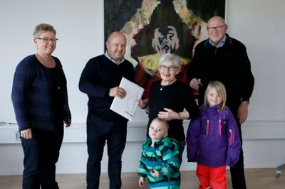 Der var glæde i mediehuset i går, da vinderen af Folkebladets julekonkurrence fik sin præmie. Chefredaktør Vibeke Larsen (t.v.) og adm. direktør Peder Hornshøj fra Bravo Tours (nummer to fra venstre) kunne glæde Lis Sørensen fra Herning med et gavekort til Bravo Tours. Hendes ægtefælle Hans Jørgen samt børnebørnene Julie på seks år og Harald på tre år var også med til at blive fejret.?Foto: Henrik Ole Jensen