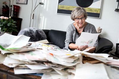 Annelise Heldgaard med et udvalg af nogle af de hundredvis af tegninger, som hun modtog fra børn, mens hun lavede radioprogrammerne »Lørdag for børn« og »Børnenes egen søndag« på Lokalradio Herning i 1980'erne. ?Foto: Tom Laursen