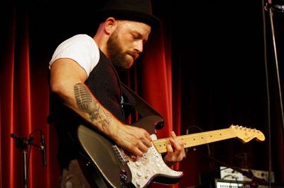 Michael Erbs har her fundet el-guitaren frem. Med sit nye hipster-look kan han i en snæver vending godt minde lidt om Kasper Eistrup fra Kashmir. Bemærk også tatoveringen med den klassiske Sun Studio-mikrofon, som julerock-arrangøren fik lavet for et par år siden. Manden til højre er bassisten Chris Lysholt.