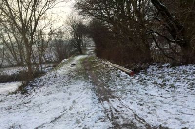 grønbjerg Historiens vingesus er til stede på billedet fra Grønbjerg, da der kortvarigt var lidt vinter. Man kan næsten forestille sig et damplokomotiv her, da Ringkøbing-Ørnhøj-Holstebro-jernbanen stadig var i funktion med en stribe godsvogne med brunkul på krogen. ? Foto: Ole Skydt