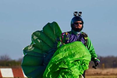 Kim Bo Larsen har 5500 faldskærmsudspring bag sig. Den 30-årige medejer af Dropzone Denmark vil 2. juli udfordre sig selv - og samle ind til Kræftens Bekæmpelse - ved at springe ud 100 gange samme dag. ?Foto: Privatfoto